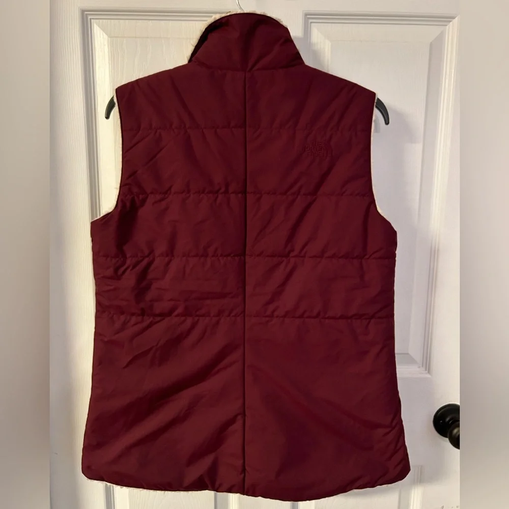 The North Face Merriewood Reversible Vest Women’s Small Maroon Sherpa - Picture 2 of 14